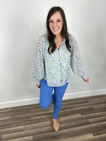 Load image into Gallery viewer, Women&#39;s floral print long sleeve top paired with blue stretchy skinny jeans.
