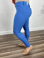 Load image into Gallery viewer, Women&#39;s stretchy skinny jeans in spring blue side and back view of pockets.
