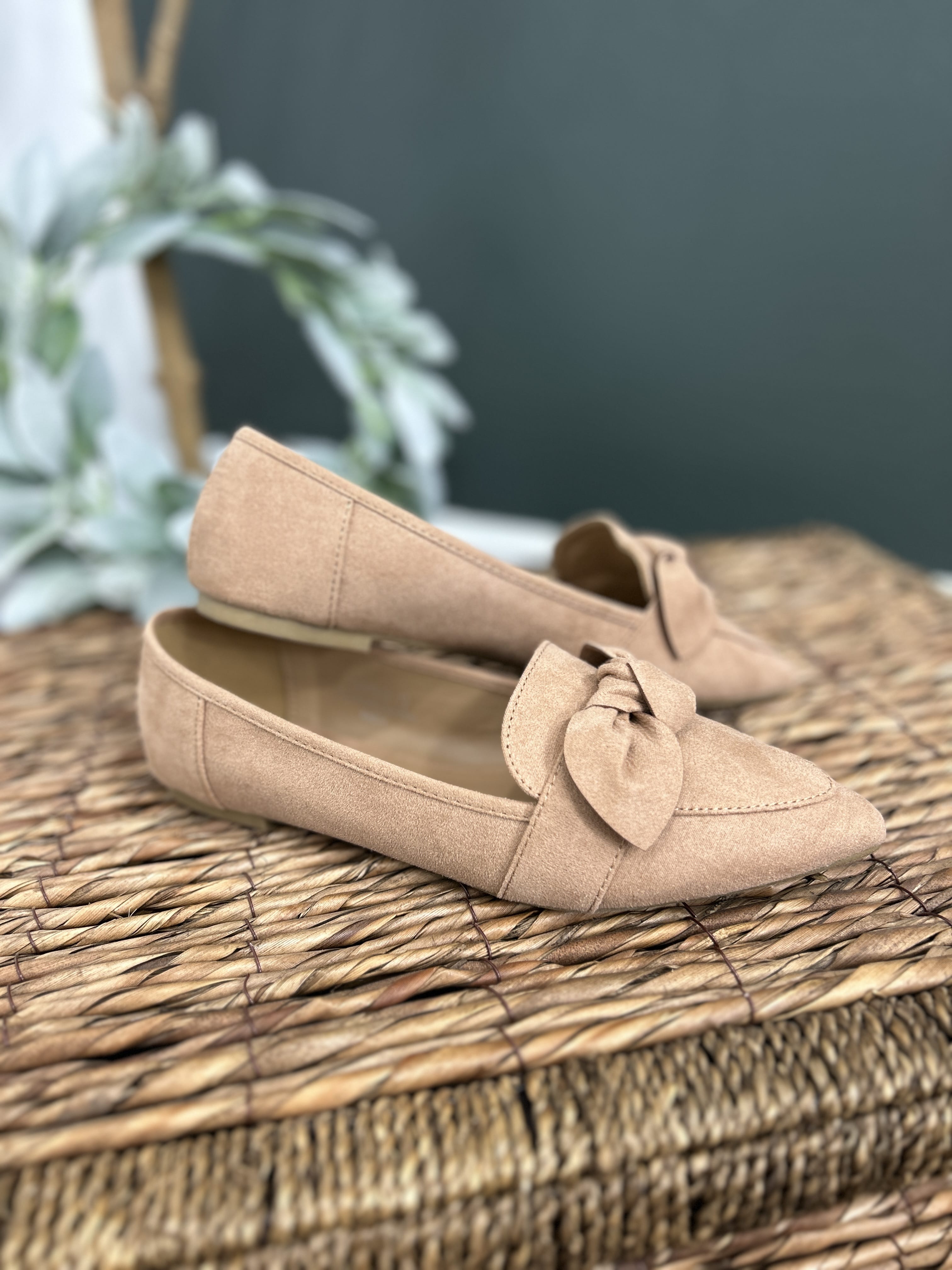 Chic and casual women's camel color flat side view.