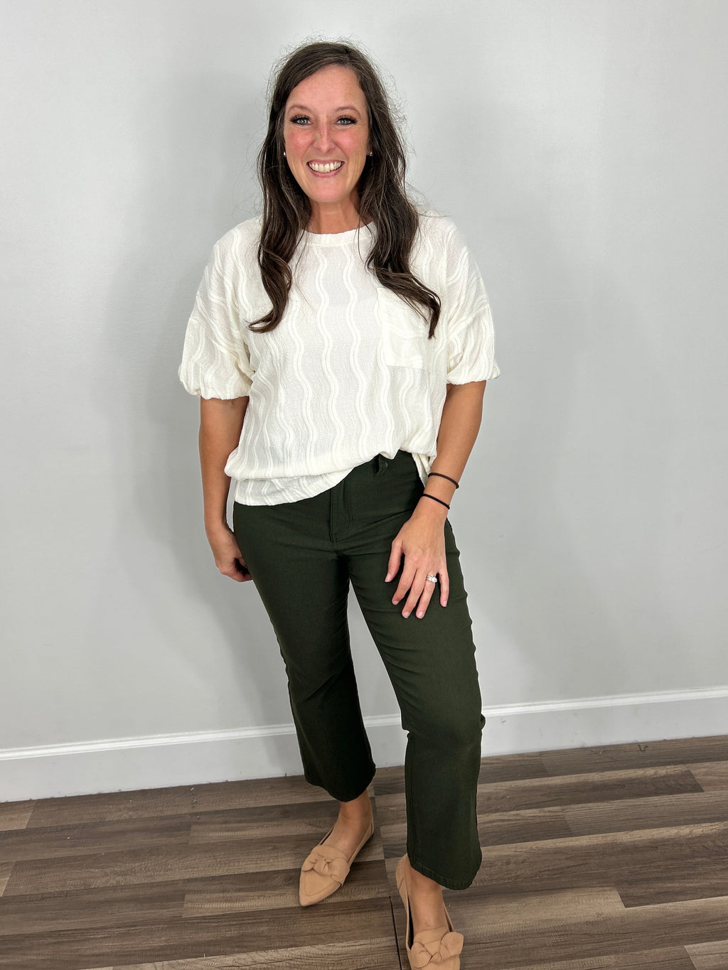 Women's Mattie textured pocketed short sleeve top paired with green crop pants and camel slides.