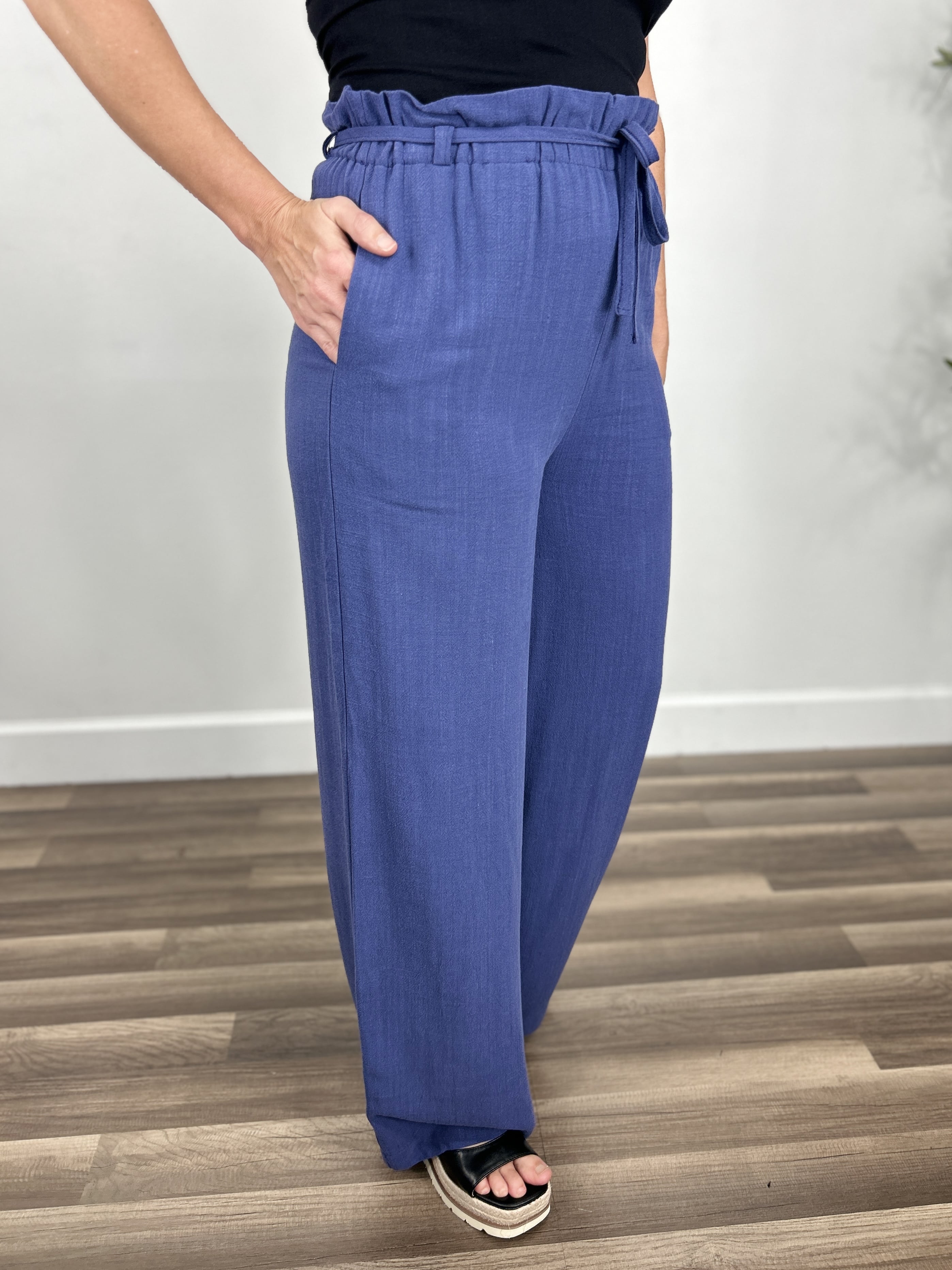 Side view of the Tate Linen Wide leg pant in blue with hand in pocket.