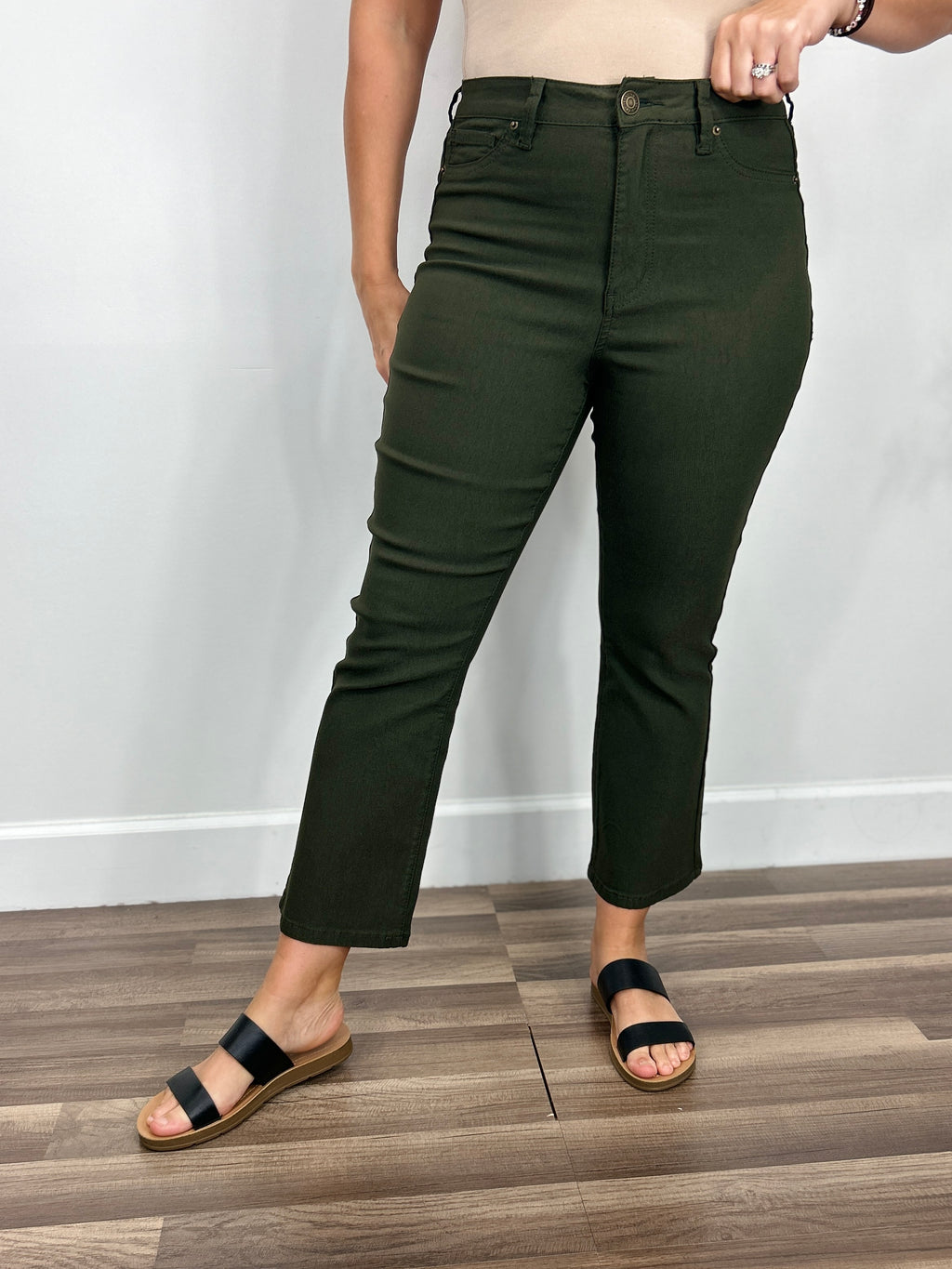 Women's cropped stretchy pants in olive 